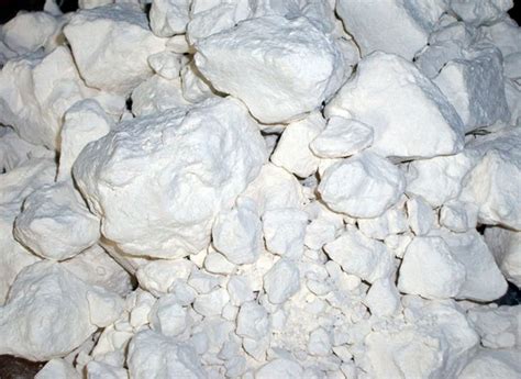  Kaolin! Kimyasal İşleme ve Seramik Üretimine İdeal Bir Çözüm mü?